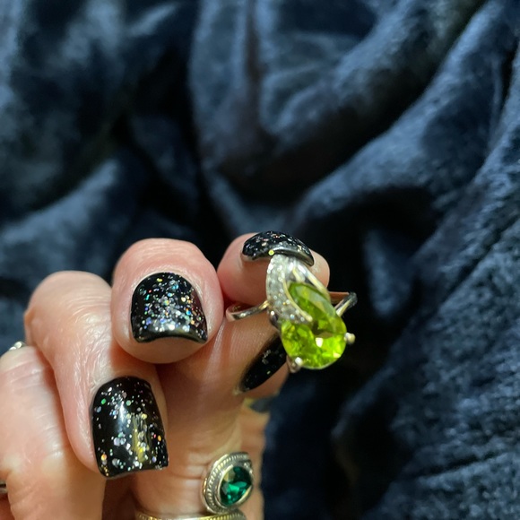 Ladies Peridot and diamond ring in 14k white gold size 7 (approx) - Picture 3 of 5